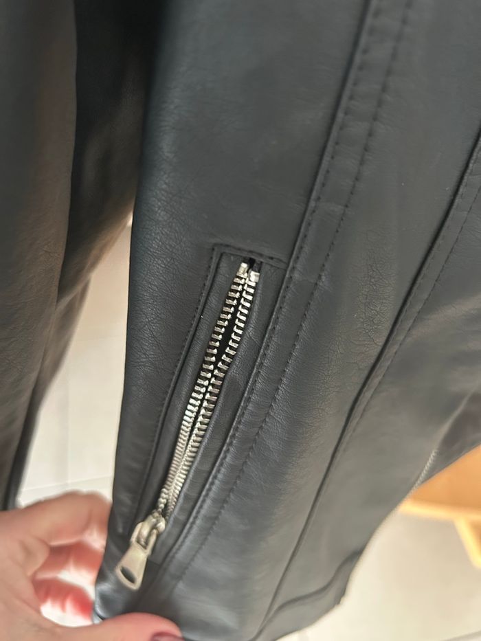 Veste noir en similicuir - photo numéro 2