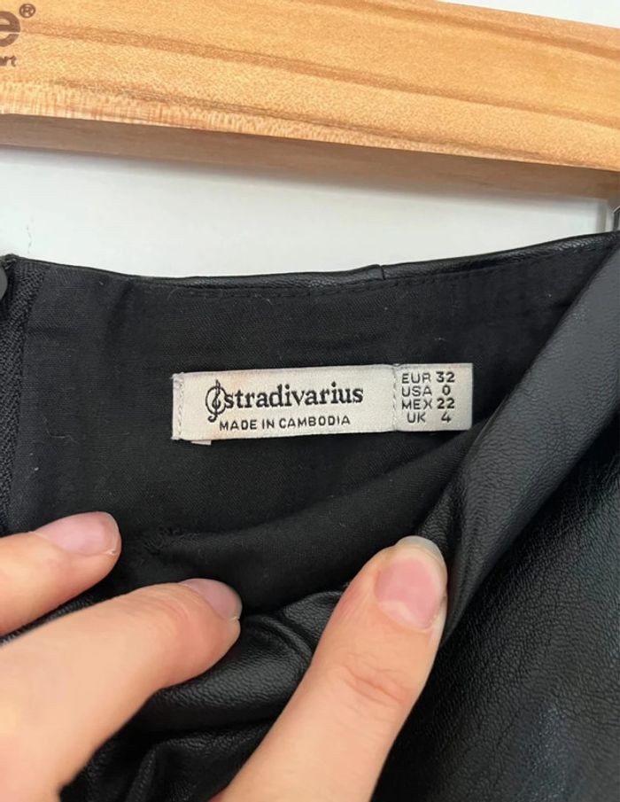 Jupe noire en similicuir Stradivarius - photo numéro 2