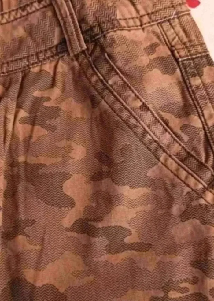 Pantalon  camouflage  très bon  état  9  ans - photo numéro 3