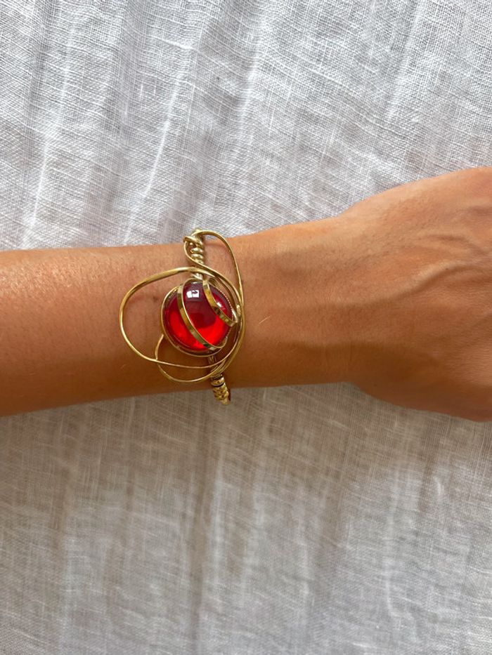 Bracelet doré et pierre rouge fait main - photo numéro 2