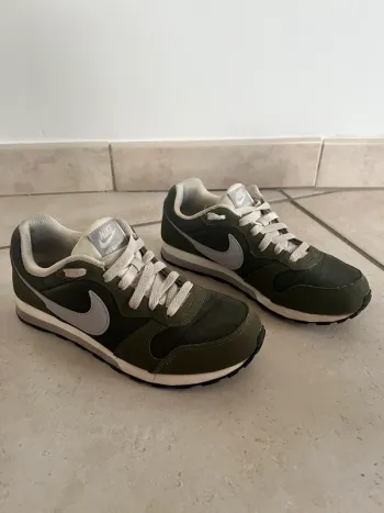 Basket Nike md runner 2 GS kaki et grise