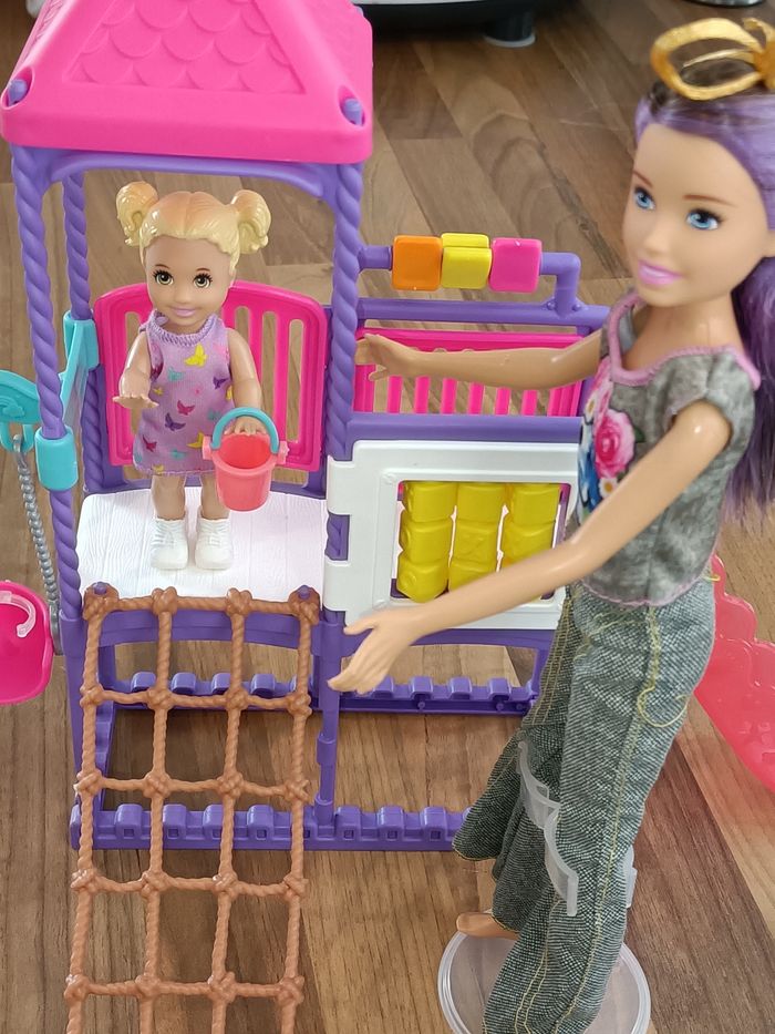 Parc enfants barbie avec ses 2 barbies et accessoires - photo numéro 2