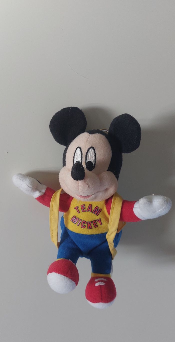 Porte clé Mickey avec un petit sac à dos en TBE - photo numéro 3