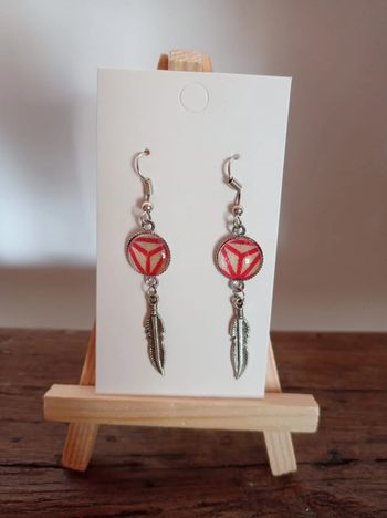 Paire de boucles d'oreilles avec cabochon rond, apprêt plume, motif géométrique rouge
