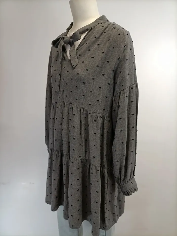 Robe Zara Grise pois noirs - taille S - volants - Noeud à l'avant col en V - Viscose A422 - photo numéro 6