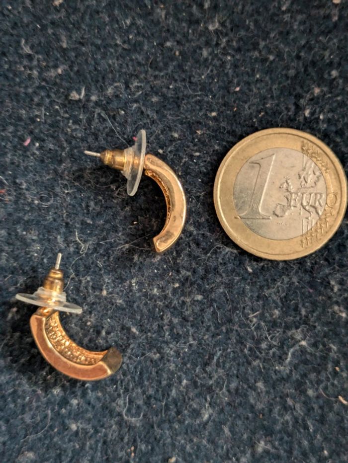 Petites boucles d'oreilles dorées - photo numéro 2