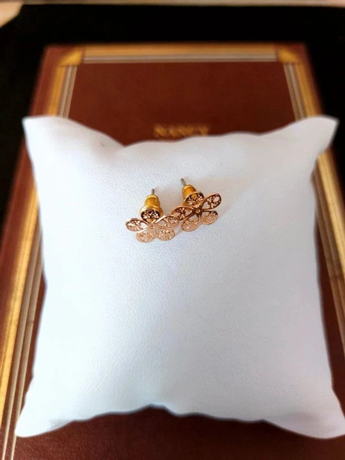 Magnifique paire de boucles d'oreilles puces fleurs dorées - photo numéro 3