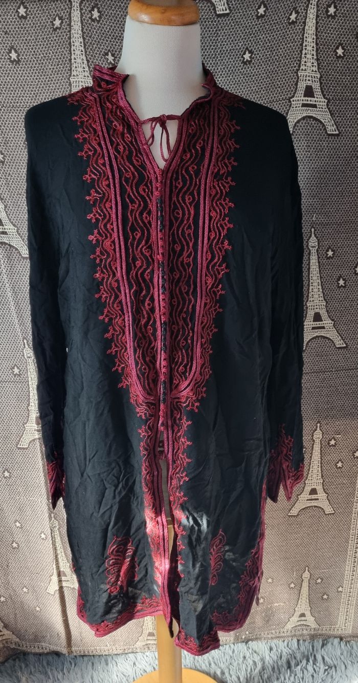 Robe noir à broderie taille 42-44