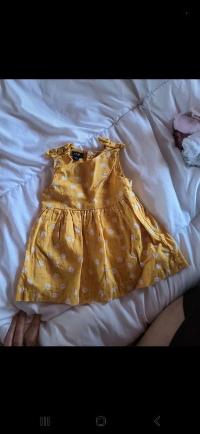 Robe moutarde à fleurs