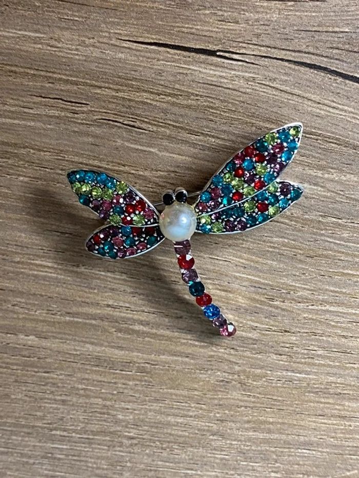 Broche libellule strass