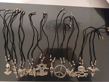 Lot de 10 colliers rock gothique argentés avec cordons noirs – têtes de mort, dragon, peace and love