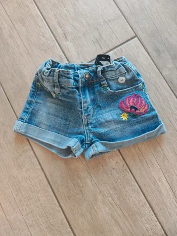 Short en jeans broderie rose taille 3 ans