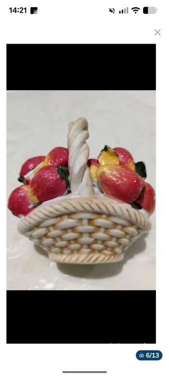 Bibelot corbeille de fruits, fraises.