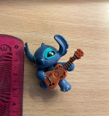 Figurine stitch guitare