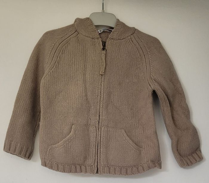 Gilet beige avec une capuche  100% laine de mérinos de la marque Bonpoint
