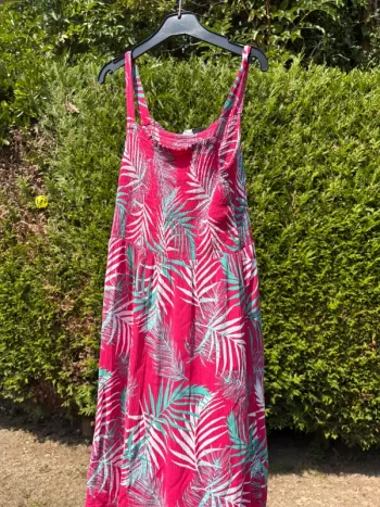 Robe à bretelles rose à motif floral – Marque In Extenso