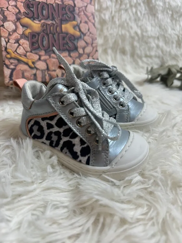 Paire de chaussures bébé Stones and Bones taille 19 - photo numéro 2