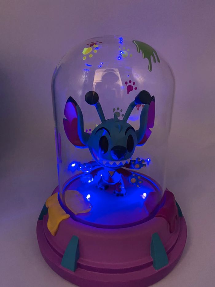 Figurine Disney Stitch Madly Mischievous par Lewis Whitman / Lumineuse / Dôme en verre - photo numéro 9