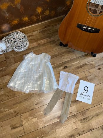 Jolie robe de fête dorée +bas sergent major très bon état 9mois/71cm