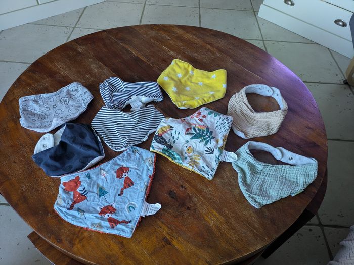 Lot de 9 bavoirs / bavettes en très bon état pas de tâche