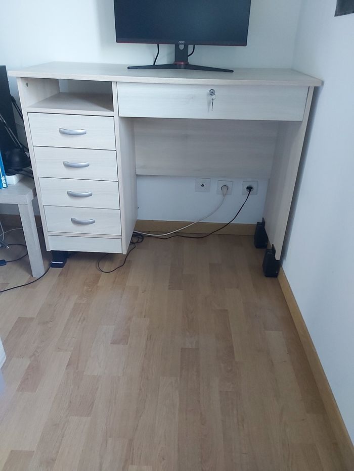 Bureau 5 tiroirs très bon état