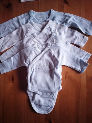 Lot de 4 bodies blanc et bleu taille naissance