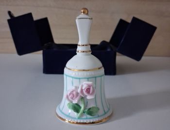 Cloche de collection en porcelaine dans un coffret de velours