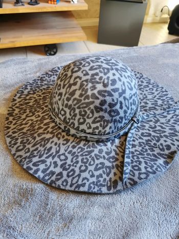 Chapeau léopard noir et gris