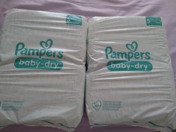 Lot de deux paquets de couches bébé Pampers baby dry taille 5+