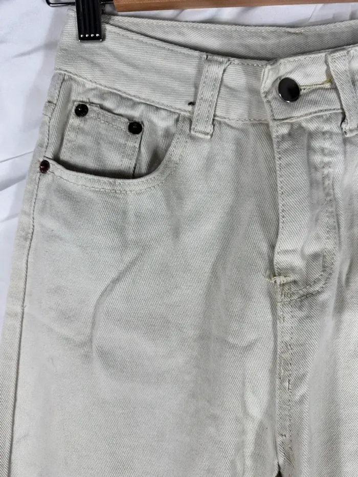 Jean crème YesStyle – Neuf & tendance avec finition effilée/déchirée aux chevilles - photo numéro 3