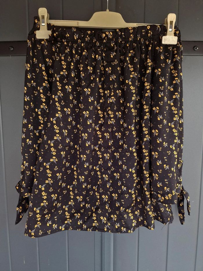 Blouse noir avec motif petites fleurs jaunes - photo numéro 2