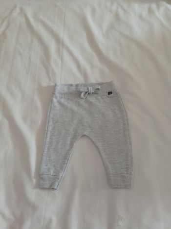 Pantalon pour bébé couleur gris clair taille élastique