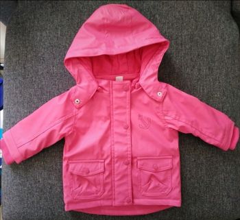 Imperméable rose à capuche.
