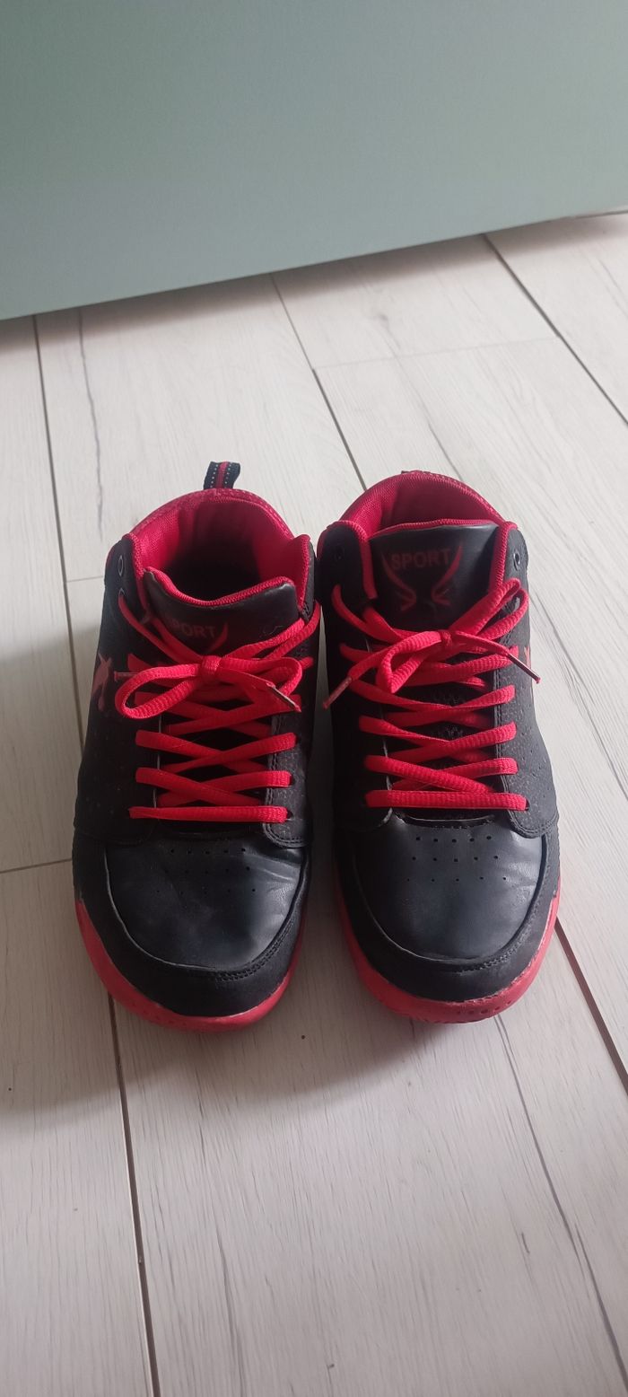 👟 Baskets/chaussures de sport noires et rouges 40 👟