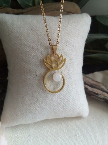 Collier lotus et pierre de lune naturelle