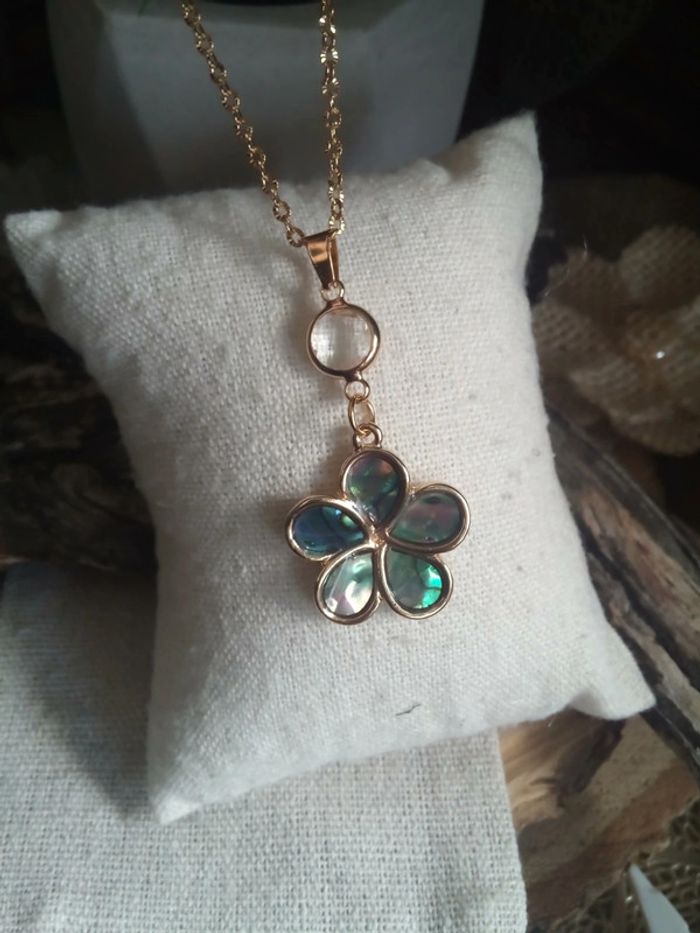 Collier fleur en ormeaux et connecteur en cristal de roche