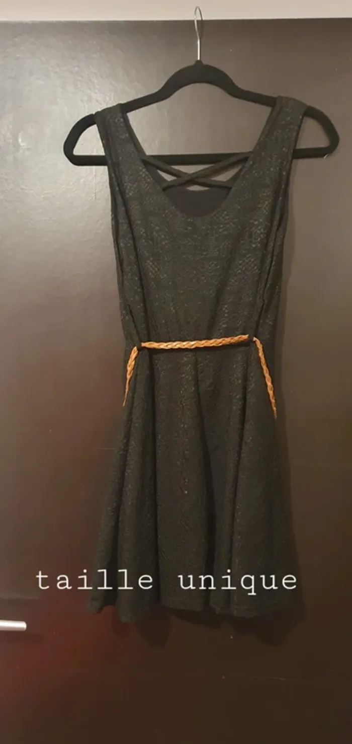 Robe noir avec ceinture à lanière idéale pour cette été n hésite pas - photo numéro 2