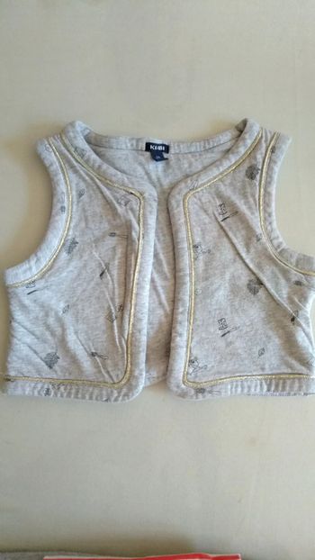 Boléro taille 5 ans.