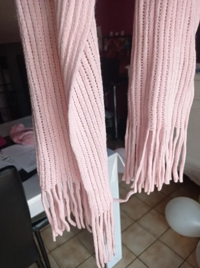 Écharpe rose pâle pour femme - photo numéro 3