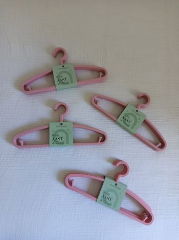 Lot de 24 cintres enfants / bébé neufs