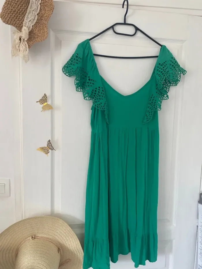 Robe verte manche en dentelle