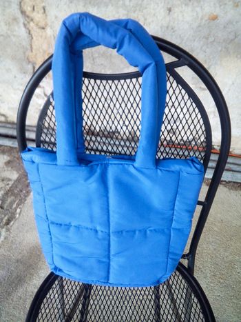 Sac à main bleu.