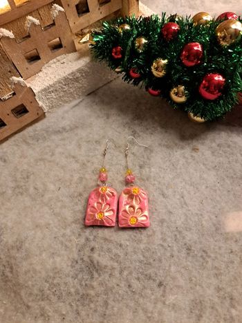 Boucles d'oreilles pendante avec pâte polymere rose et jaune