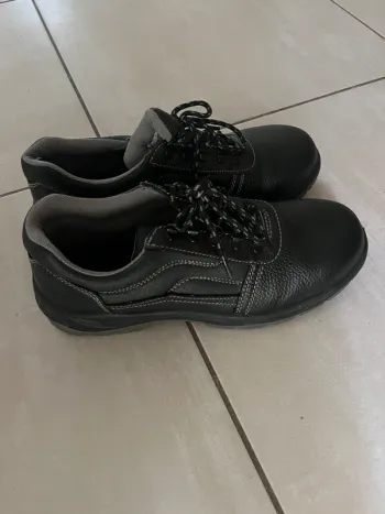 Neuves chaussures de sécurité coque noire pointure 44