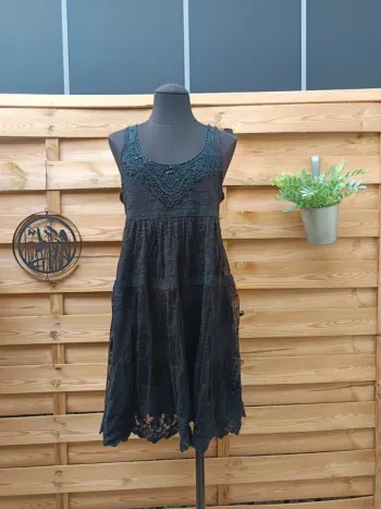 Robe dentelle et broderie taille 1