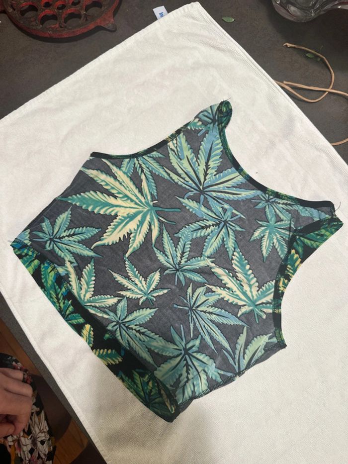 Top court motif feuilles 🍁 sur fond noir – taille S. - photo numéro 5