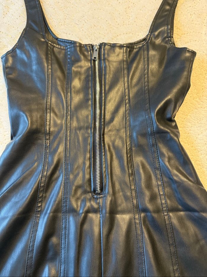 Robe courte en simili cuir noir Bershka – neuve sans étiquette - photo numéro 2