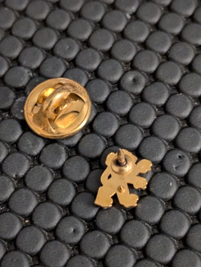 Micro-pin's logo Peugeot doré - photo numéro 2
