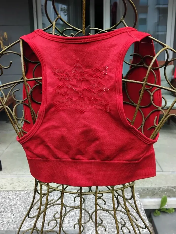 Lot de 2 brassières sport. Le gris est de la marque Jennifer et le rouge Athlitech. - photo numéro 7