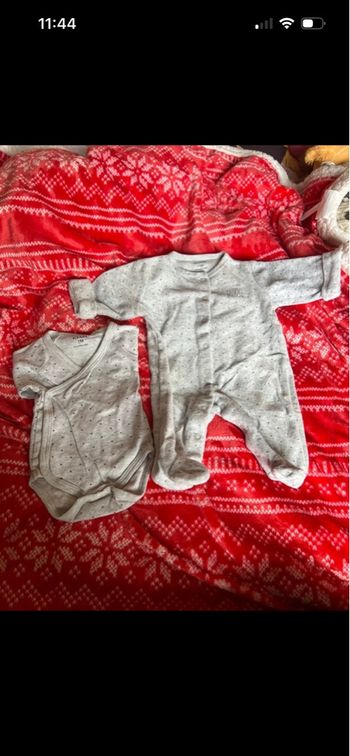 Pyjama + bodies taille 1 mois